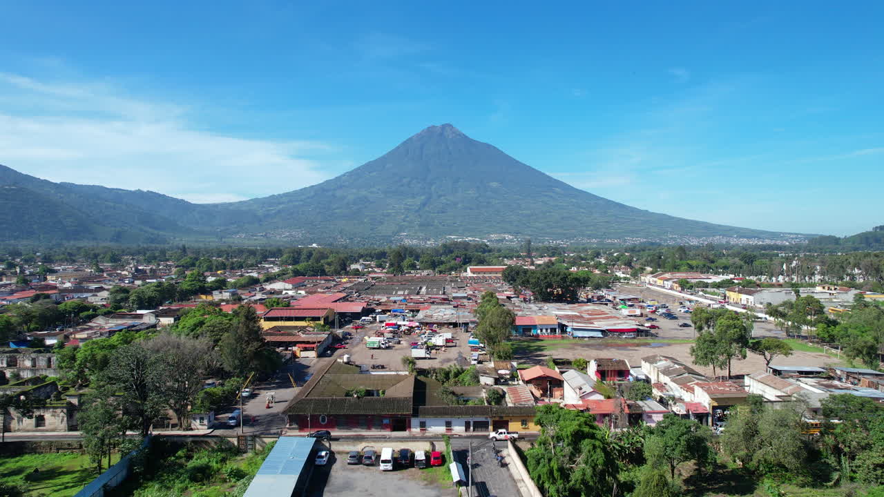 Luftfoto af Antigua Guatemala med en DJI air2s drone over byen, der afslører byens smukke arkitektur og landskab