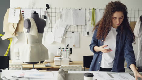 diseñador de moda que trabaja en estudio