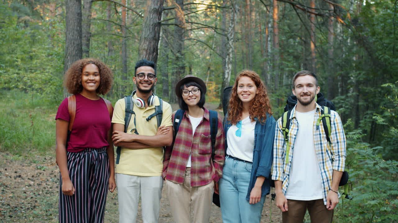 un grupo de amigos haciendo senderismo en un bosque
