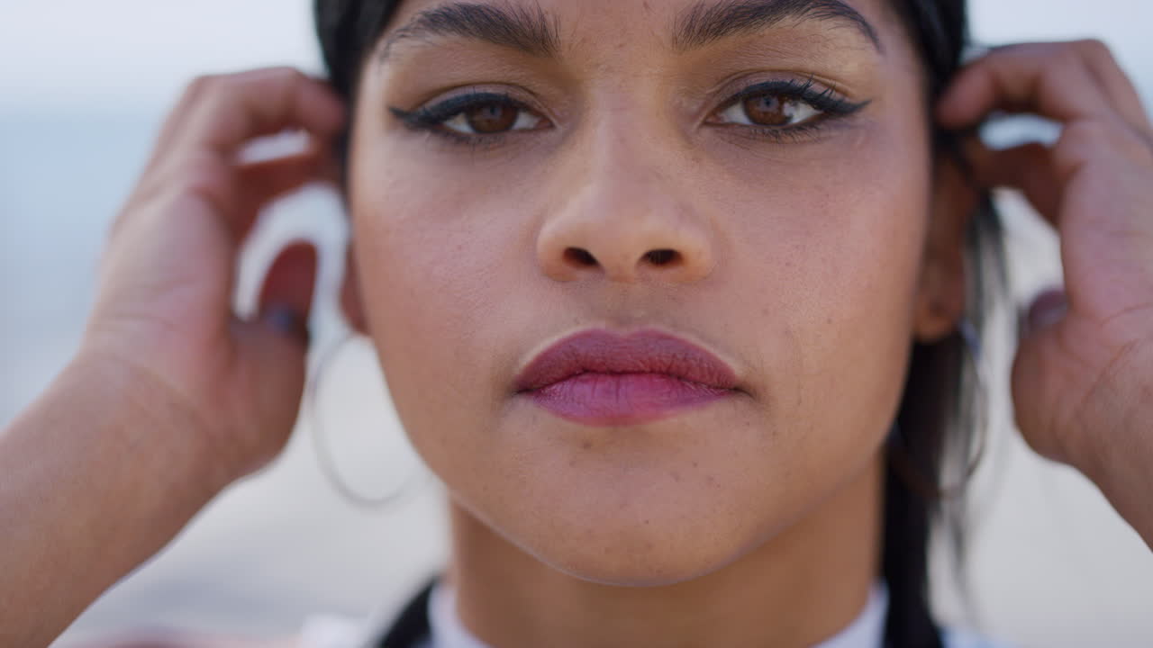 belleza, rostro y mujer al aire libre con viento en el cabello