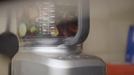 install a blender containing vegetables and fruit on the spinning machine