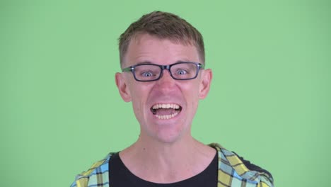retrato de un hombre nerd con gafas
