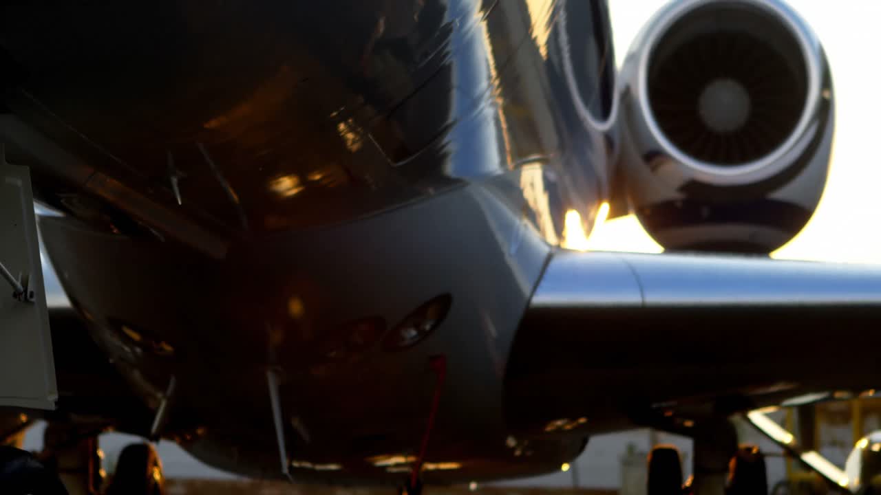 Jet privato con parte dell'ala e della turbina in 4K