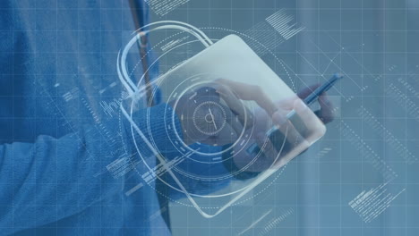 animación del procesamiento de datos del icono del candado sobre el hombre caucásico usando un teléfono inteligente