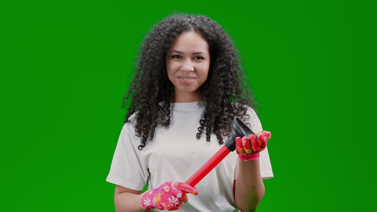 녹색 스크린 초상화 미소 짓는 젊은 여성