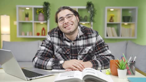un joven lindo y alegre saludando a la cámara.