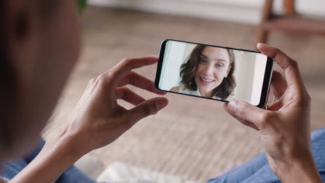 Mujer-Joven-Teniendo-Video-Chat-Usando-Un-Teléfono-Inteligente-En-Casa-Charlando-Con-Un-Amigo-Disfrutando-De-Una-Conversación-Compartiendo-Su-Estilo-De-Vida-En-Un-Teléfono-Móvil