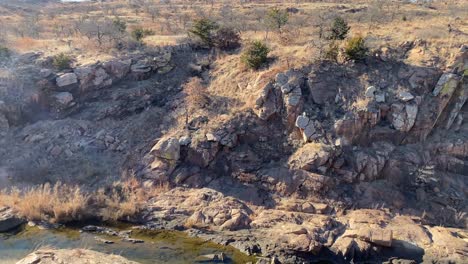 Panorámica-A-Través-Del-Río-Cañón-Del-Barranco-Bajo-El-Sol-Del-Desierto