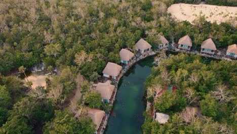 Drone-Tilt-Shot-Vista-Panorámica-Del-Complejo-Hotelero-Zamna,-México