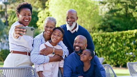 Selfie,-family-and-generations-at-park