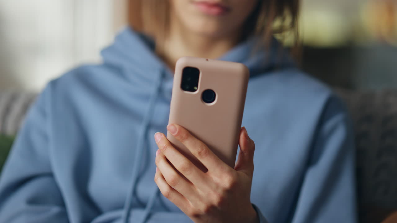 mujer usando teléfono móvil