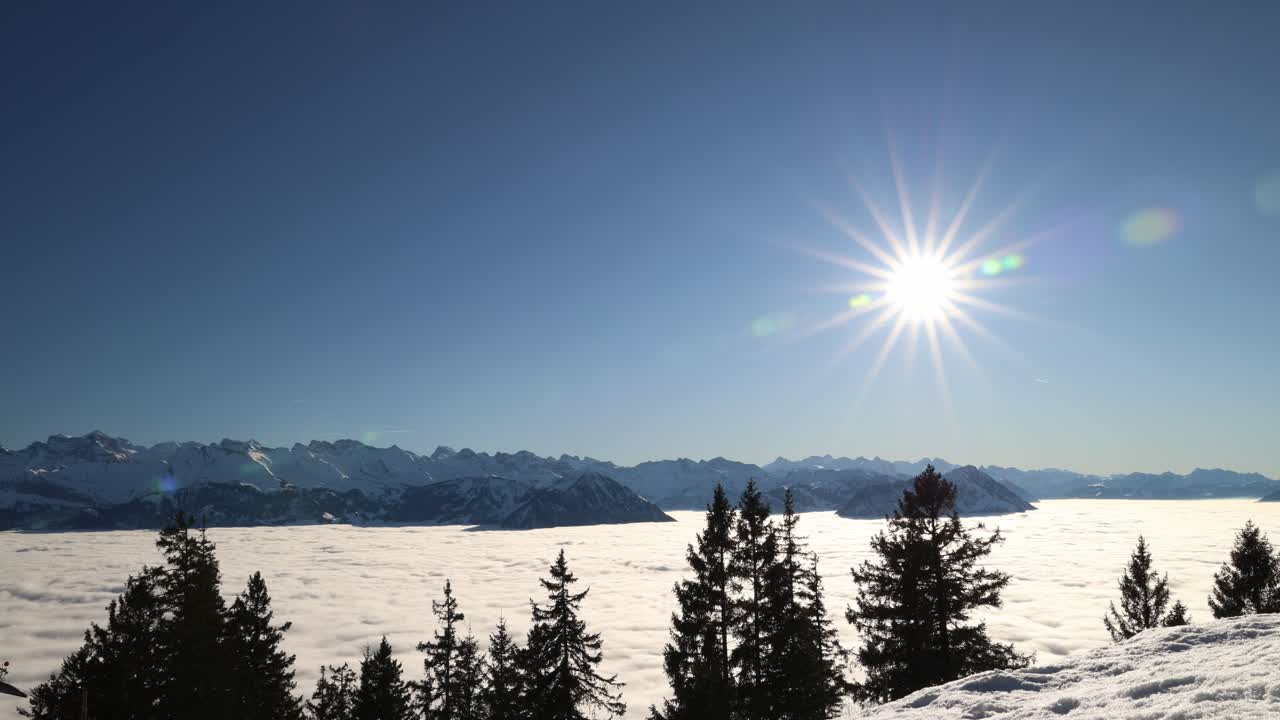 Inversione termica con il sole che splende sulle cime delle montagne, timelapse paesaggistico