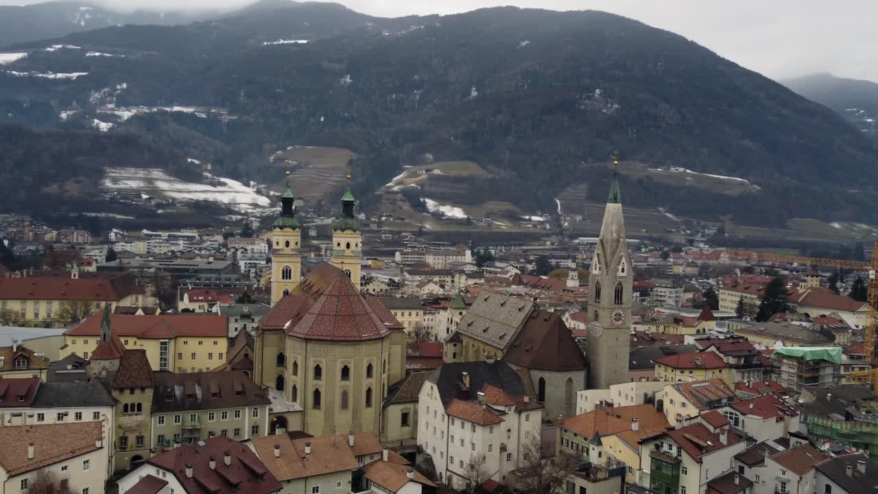 vista aérea de la ciudad de brixen, tirol del sur, italia