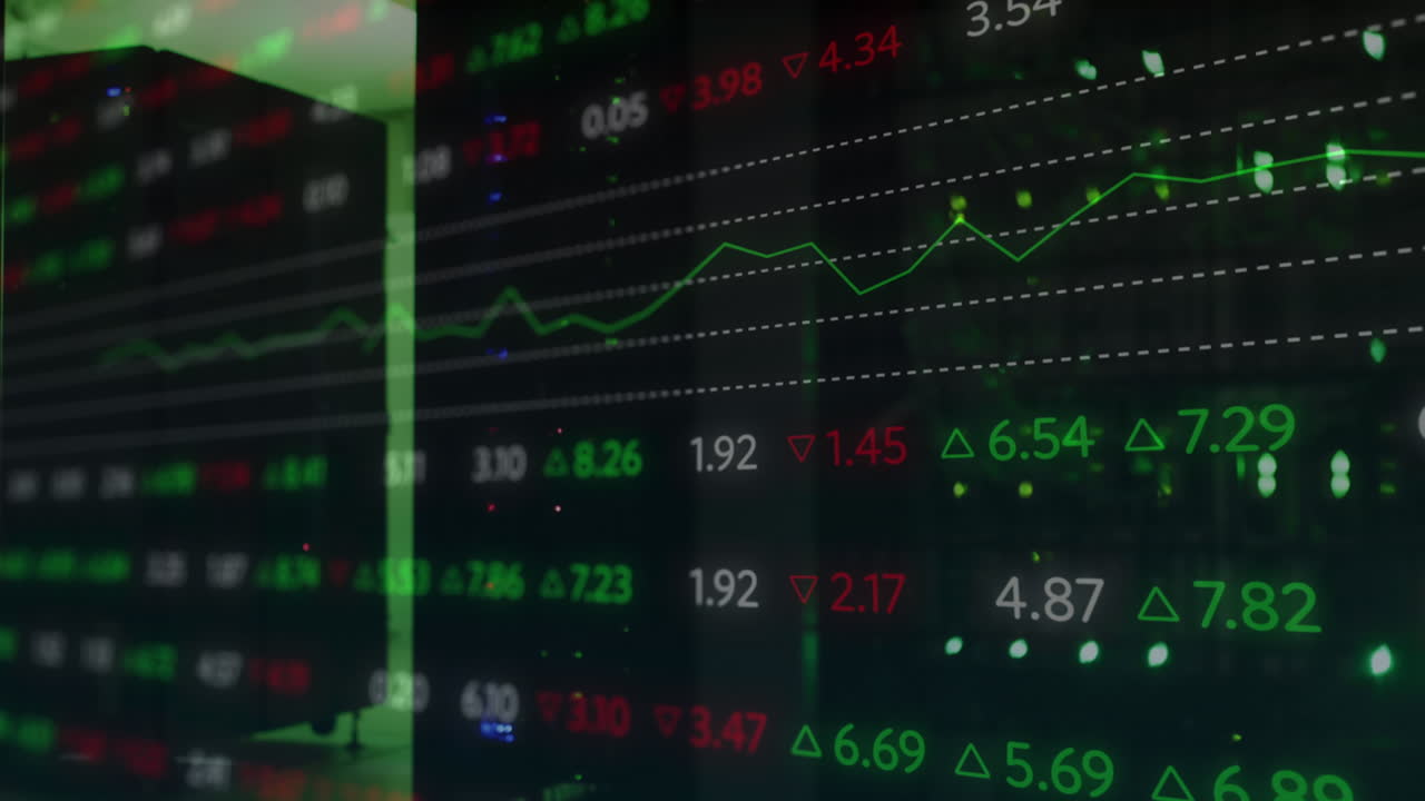 Animazione di statistiche ed elaborazione dati sovrapposta a luci verdi di server informatici.