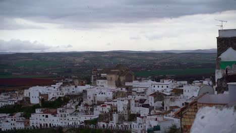 Típico-Pueblo-Europeo-En-La-Cima-De-Una-Colina-Con-Casas-Encaladas