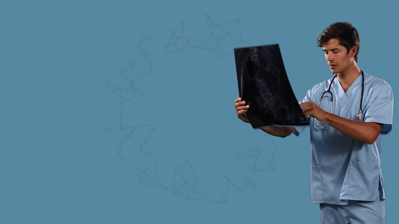 абстрактные геометрические структуры, плавающие над кавказским мужчиной, медицинским работником, осматривающим рентгеновский отчет