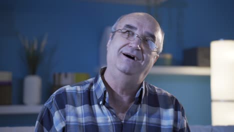 el viejo agradable y alegre tiene problemas psicológicos.