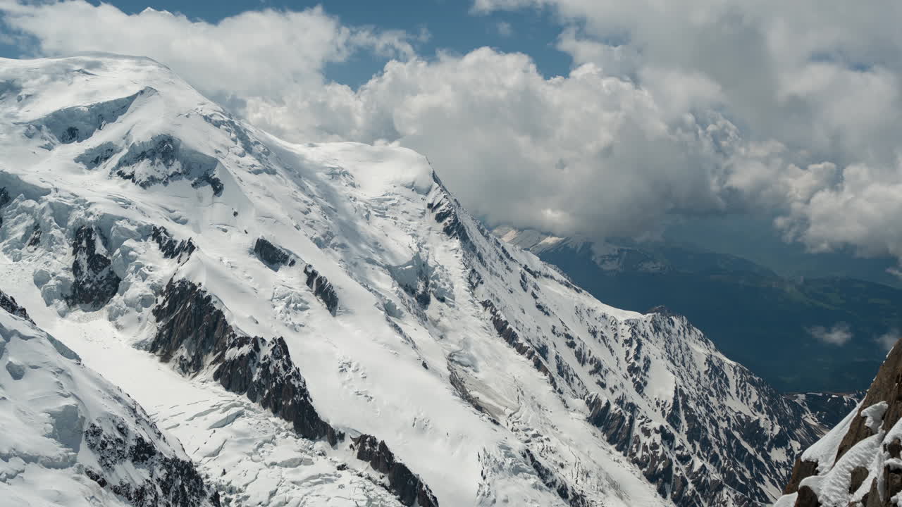 lapso de tiempo, formaciones de nubes bajas sobre el nevado mont blanc y chamonix, francia