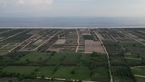 Vista-Aérea-De-La-Costa-De-Oaxaca-Desde-La-Laguna-De-Manialtepec