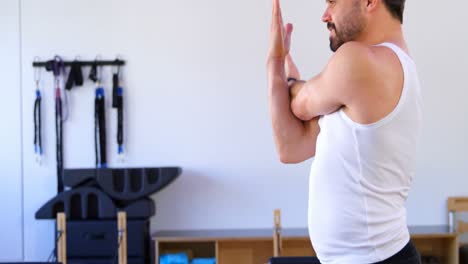 entrenador haciendo yoga en el centro de yoga 4k