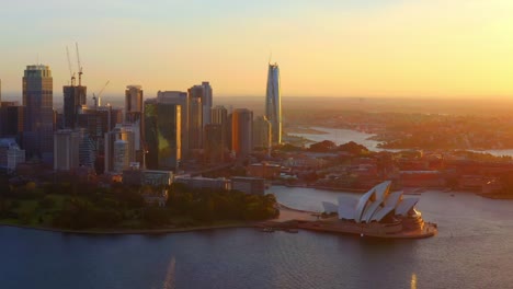 Vista-Aérea-De-Edificios-De-Gran-Altura-En-Sydney-Cbd---Teatro-De-La-ópera-De-Sydney-A-La-Hora-Dorada-En-Australia