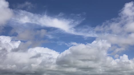 nubes mullidas alejándose de la cámara en un brillante día soleado de verano