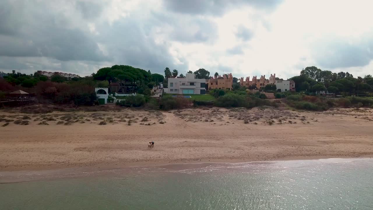 Luftaufnahme eines großen Hauses in Strandnähe.
