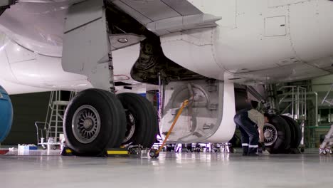 mantenimiento de aviones en un hangar