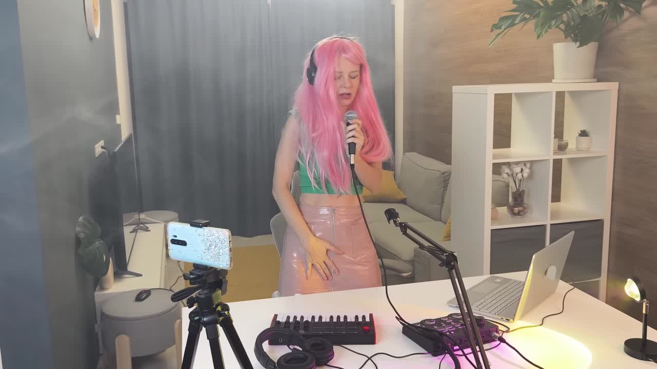 mujer cantando y grabando en un estudio casero