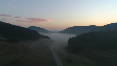 Un-Camino-En-Las-Montañas-Envuelto-Por-La-Niebla-Temprano-En-La-Mañana