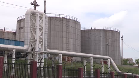 Oil-tanks-of-a-refinery-in-Ulsan,-South-Korea