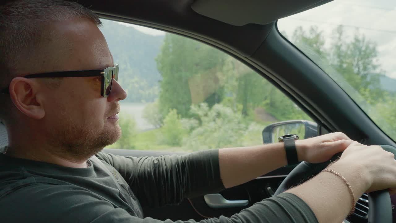 Mann som kjører naturskjønn rute