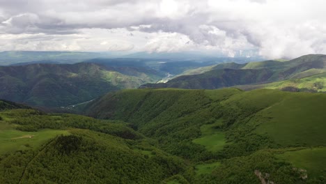 volando sobre una meseta de las tierras altas. hermoso paisaje de la naturaleza.