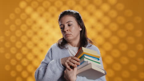 mujer agotada bostezando, sosteniendo una pesada pila de libros necesarios para el examen escolar