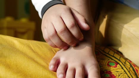 niña que sufre de picazón en la piel, de cerca