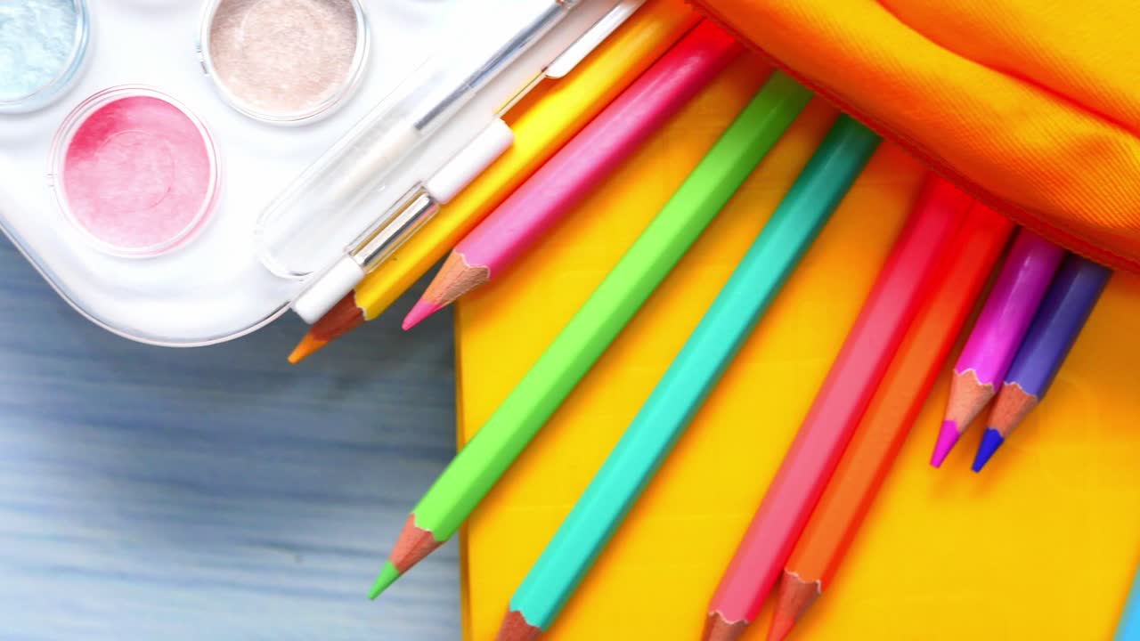 artículos escolares coloridos y maquillaje