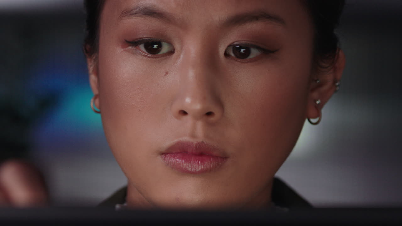 태블릿 컴퓨터를 사용하여 늦게 일하는 아름다운 아시아 사업가 여성의 포트레이트 브레인 스토밍 스크린에서 정보를보고