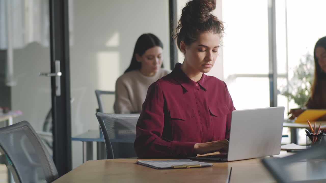 joven dama de negocios usando una computadora portátil en la oficina