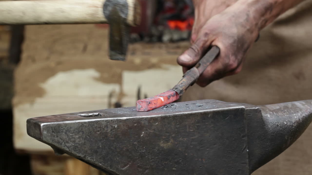 금공은 철을 조각합니다.