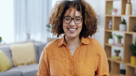 Feliz,-Sonrisa-Y-Rostro-De-Una-Mujer-En-Un-Salón.