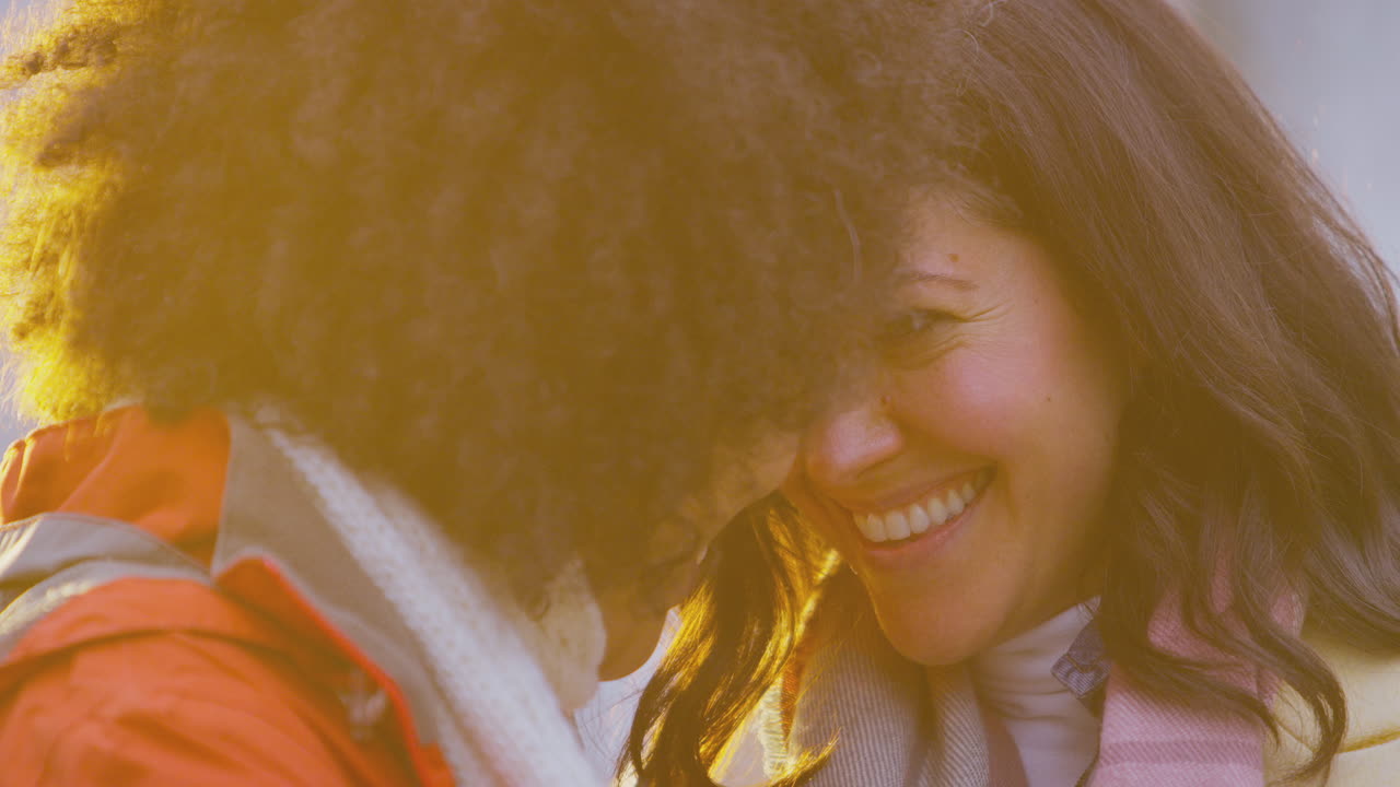 동성 커플이 야외에서 안고 가을 시골에서 함께 산책하고 있습니다.