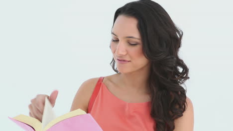 una chica leyendo un libro.