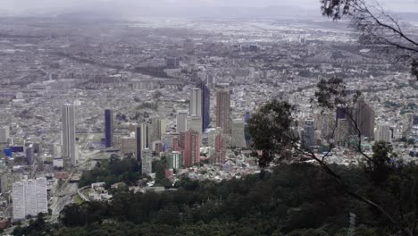 una vista de la ciudad de bogotá, colombia desde el teleférico de elevación aérea pública en las colinas de monserrate