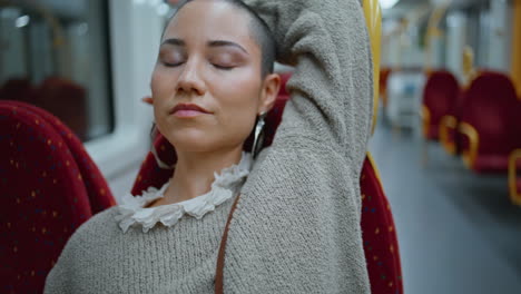 mujer en el vagón del metro