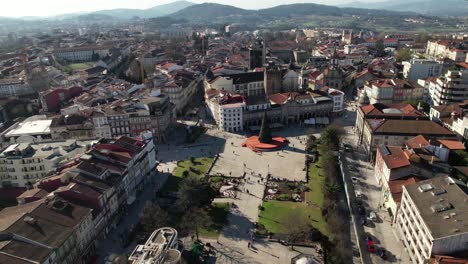 Fliegen-Sie-über-Das-Stadtzentrum-Von-Braga,-Portugal-24