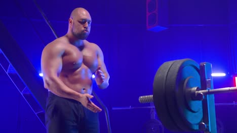 hombre levantando pesas en un gimnasio
