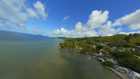 在俄<unk>島東岸,卡尼奧海灣和茂盛的綠色凱魯亞社區上空的fpv無人機可見