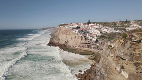 fuertes olas que se lavan en los acantilados