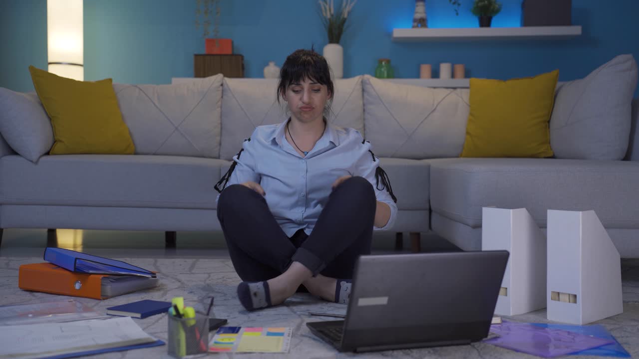 mujer trabajadora de oficina en casa mirando molesta a la cámara.