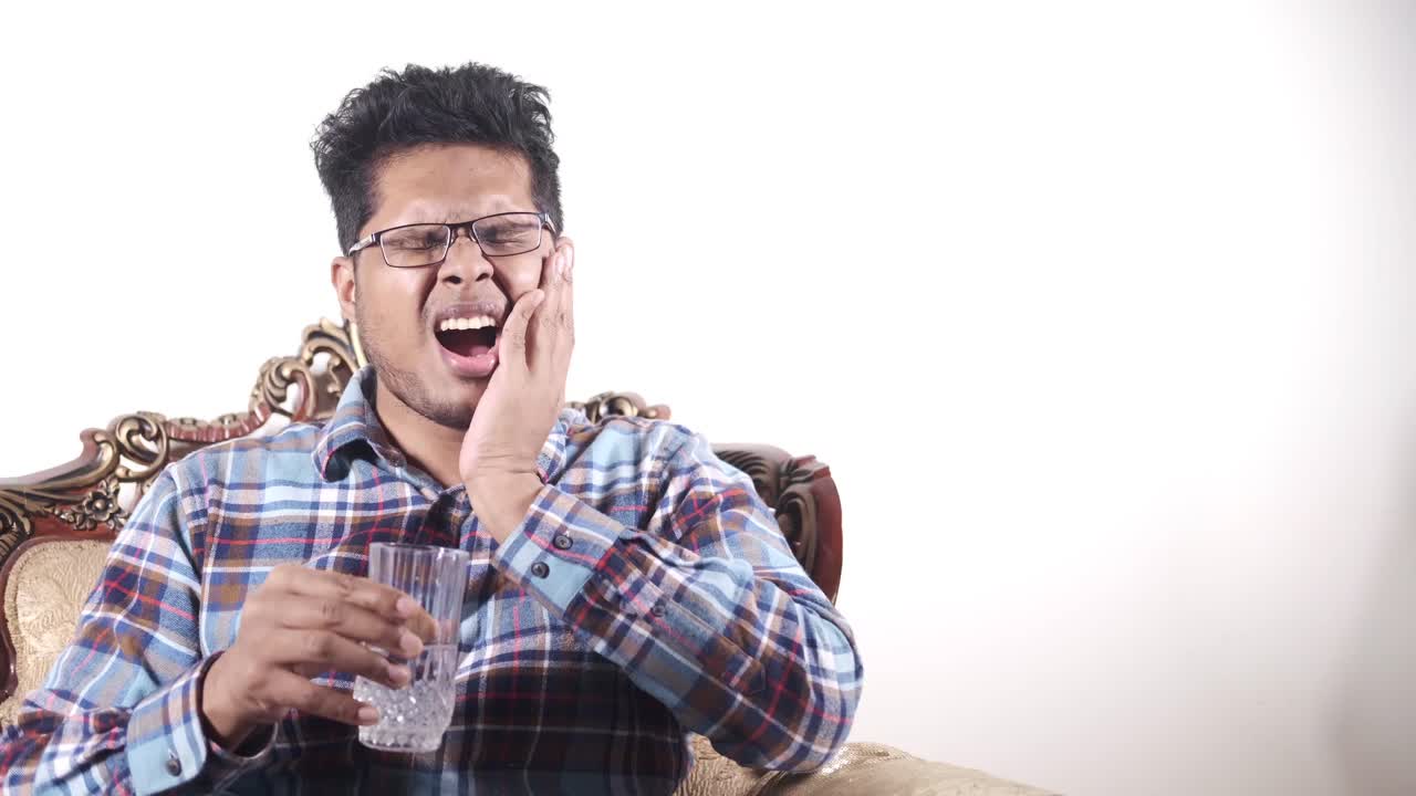 치아 통증이 있는 남자